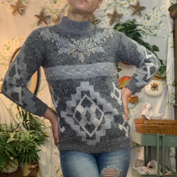 Vintage 80s light grey gold embroidered beaded floral granny sweater - Picture 5 of 12